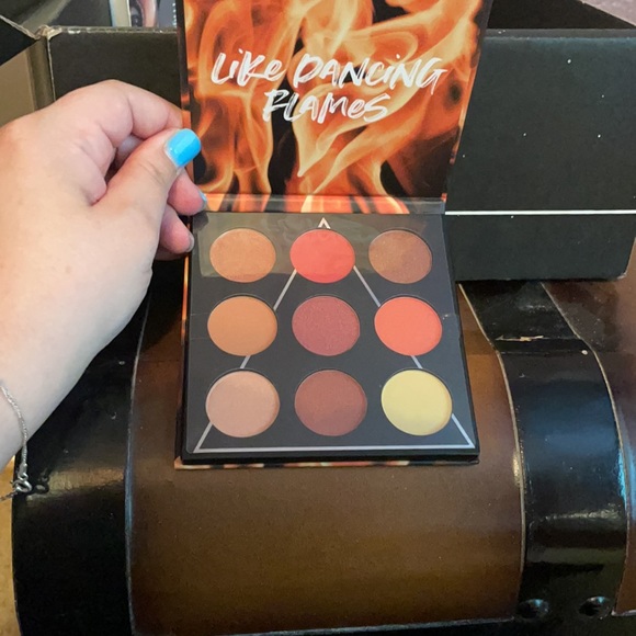 Essence fire eyeshadow pallet - Picture 3 of 3